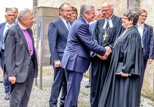 Der Bundespräsident trifft die Landesbischöfin Ilse Junkermann vor dem Beginn des Festgottesdienstes in der Wittenberger Stadtkirche.