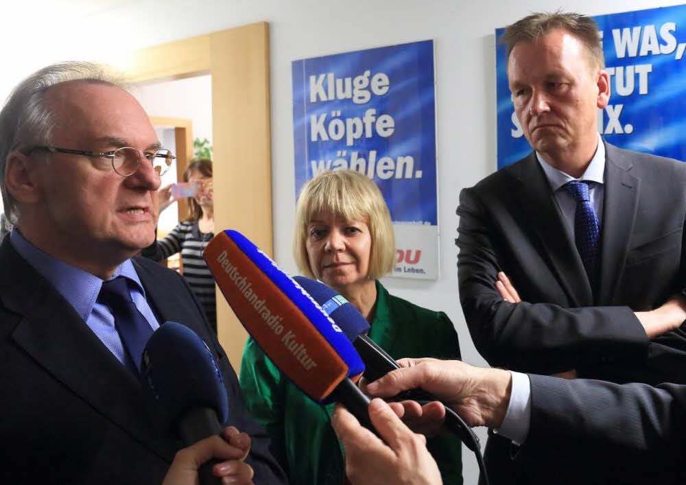 Erschöpfte Mienen nach einer schweren Geburt. Nach elfstündigen Gesprächen vermeldeten die Verhandlungsführer Reiner Haseloff (CDU, links), Cornelia Lüddemann (Grüne) und Burkhard Lischka (SPD): Kenia kann kommen.