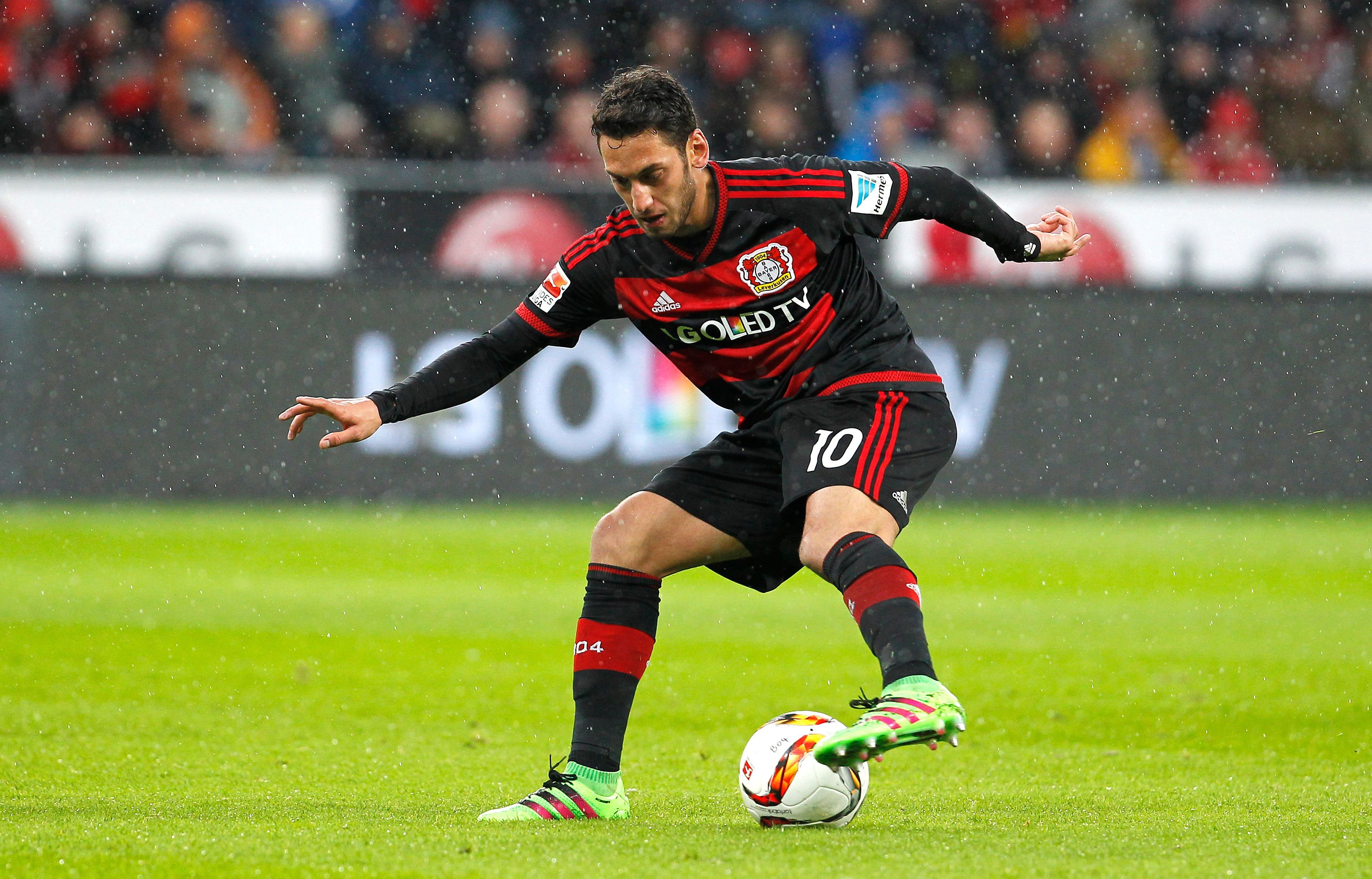 Hakan Calhanoglu im Dress von Bayer Leverkusen.