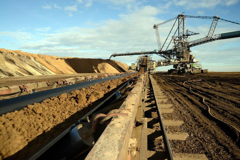 Im Tagebau Profen wird Abraum transportiert.