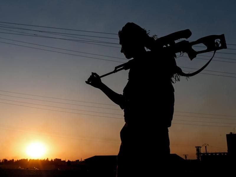 Ein Soldat der kurdischen YPG auf Streife: Die kurdischen Volksschutzeinheiten kontrollieren in Nordsyrien den größten Teil der Grenze zur Türkei. Foto: Sedat Suna/Archiv