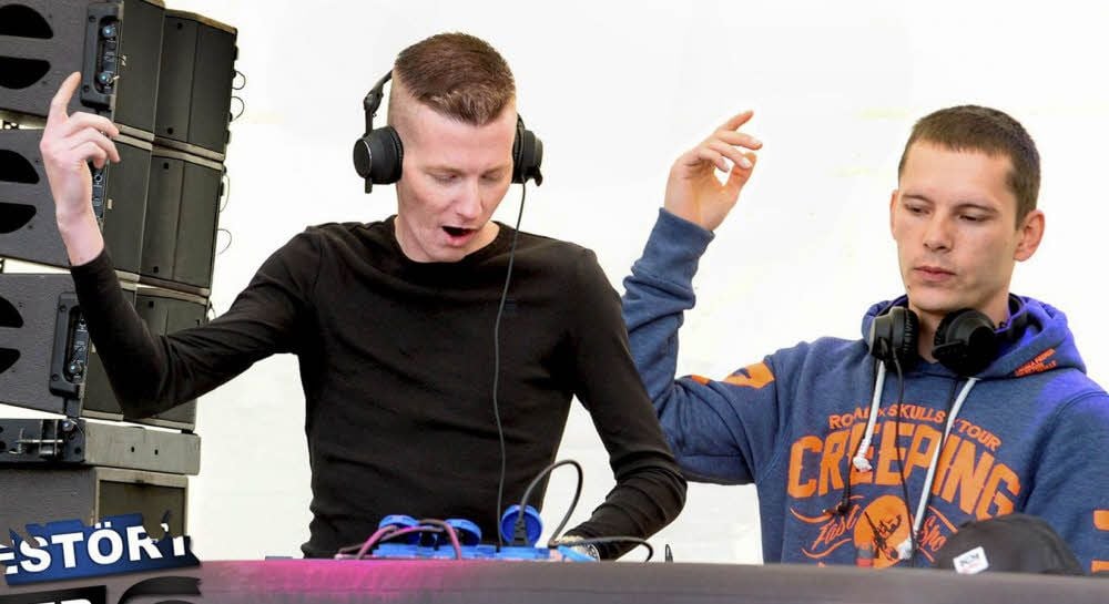 Spike (l.) und Nico sind „Gestört aber GeiL“ - hier bei einem Schulhofkonzert an einer Könneraner Sekundarschule