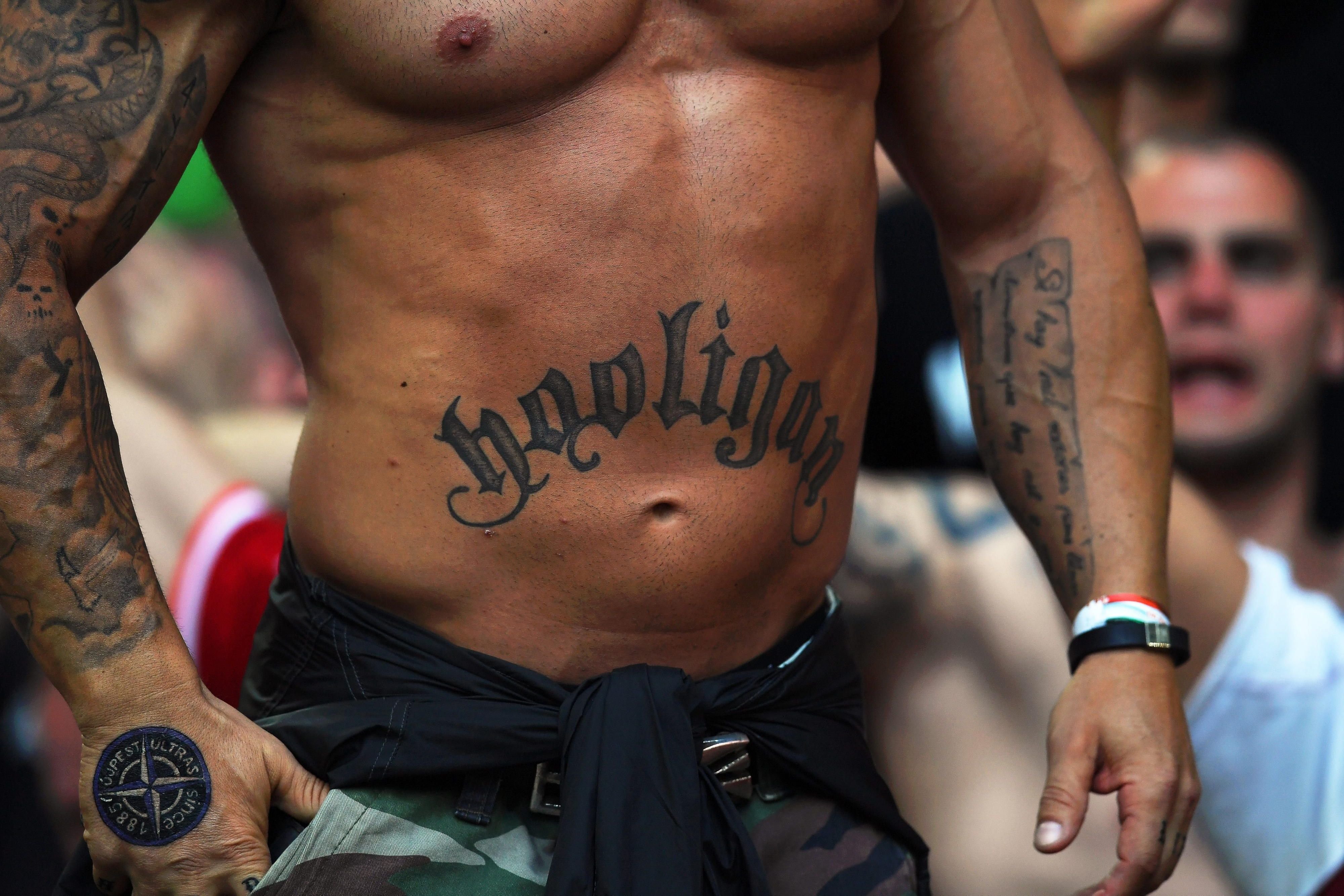 Ein ungarischer Stadionbesucher mit „Hooligan“-Tatoo oberkörperfrei beim Spiel zwischen Island und Ungarn in Marseille.