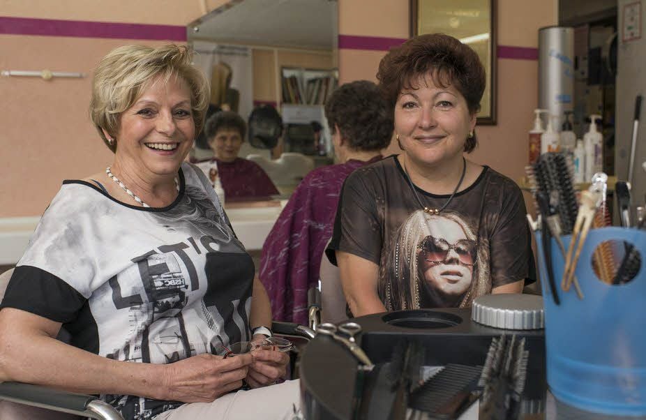 Hannelore Naumann (li.) und ihre langjährige Mitarbeiterin Petra Kasprzyk empfangen ihre Kunden in einem ehemaligen Kinderzimmer.