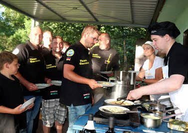 Giorgio Gabriele Locci (rechts) und Effi Kritzler von „Frescola Pasta“ bereiten dem Team zur Einstimmung ein köstliches Mahl im Anglerheim in Nienburg aus selbst gemachter Pasta zu.