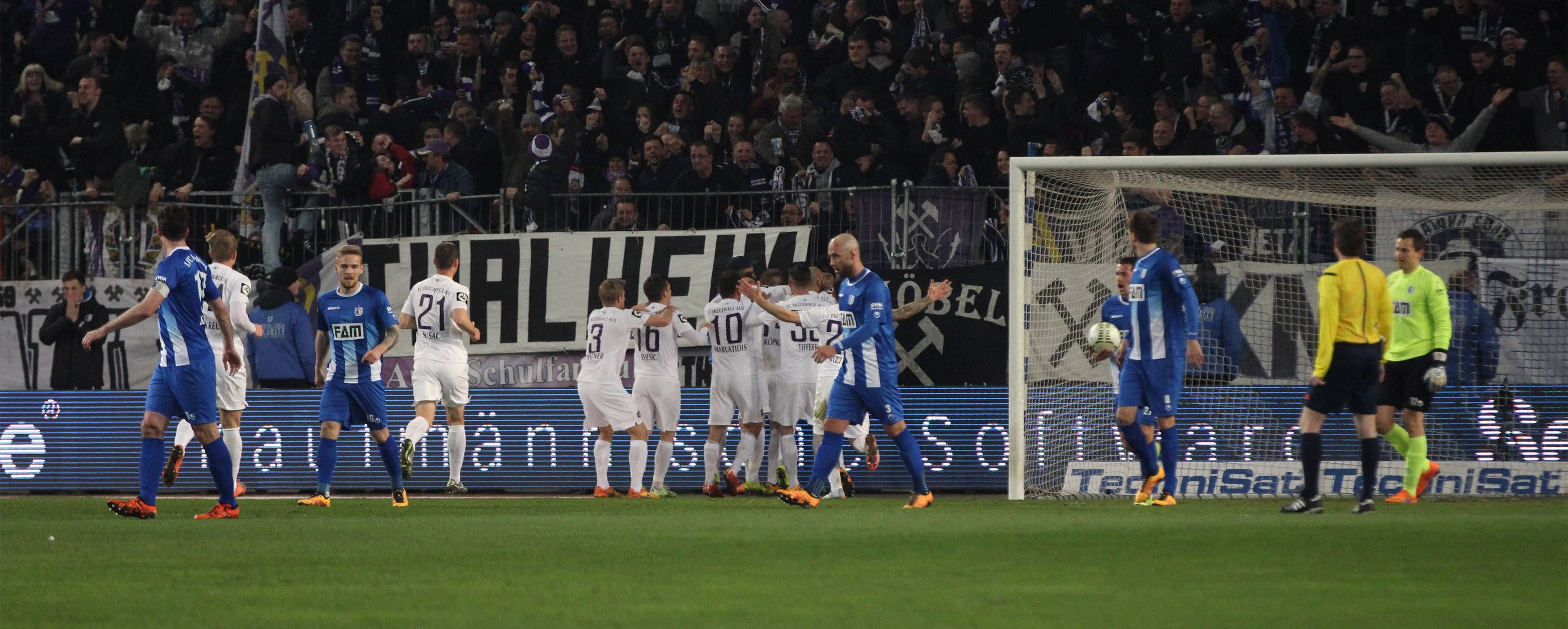 Der Führungstreffer zum 1:0, direkt vor dem Gästeblock jubeln die Auer Spieler.