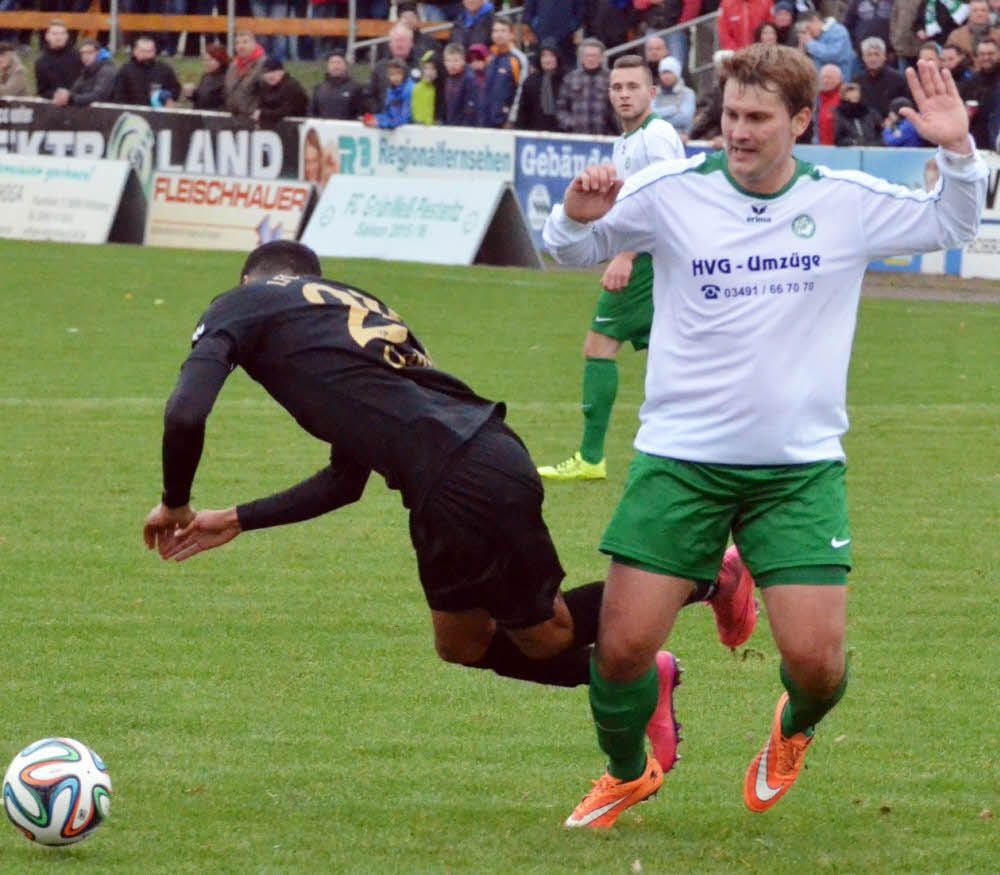 Verteidiger Patrick Pfeifer (rechts), hier im Landespokalspiel gegen den 1. FC Magdeburg, steht dem FC Grün-Weiß Piesteritz im weiteren Rückrundenverlauf aufgrund einer Verletzung wahrscheinlich nicht zur Verfügung.
