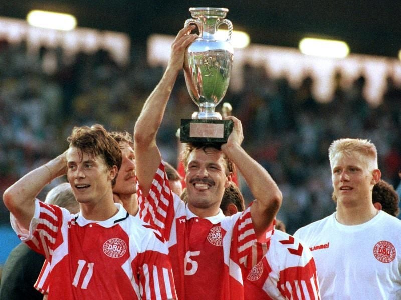 Die Dänen um Brian Laudrup, Kim Christofte und Peter Schmeichel (l-r) wurden 1992 überraschend Europameister. Foto: Bernd Weissbrod