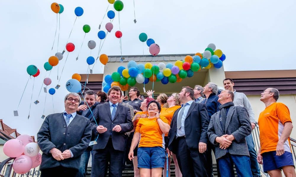 Insgesamt 30 Luftballons zum 30. Jahrestag der Volksschwimmhalle Gräfenhainichen ließen Mitarbeiter und Gäste steigen.