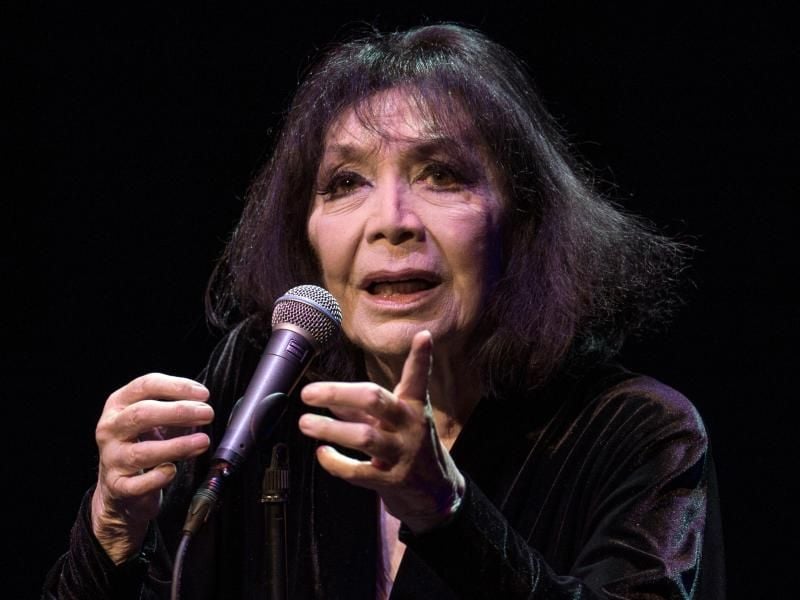 Juliette Gréco 2015 auf der Bühne der Alten Oper in Frankfurt am Main. Foto: Boris Roessler