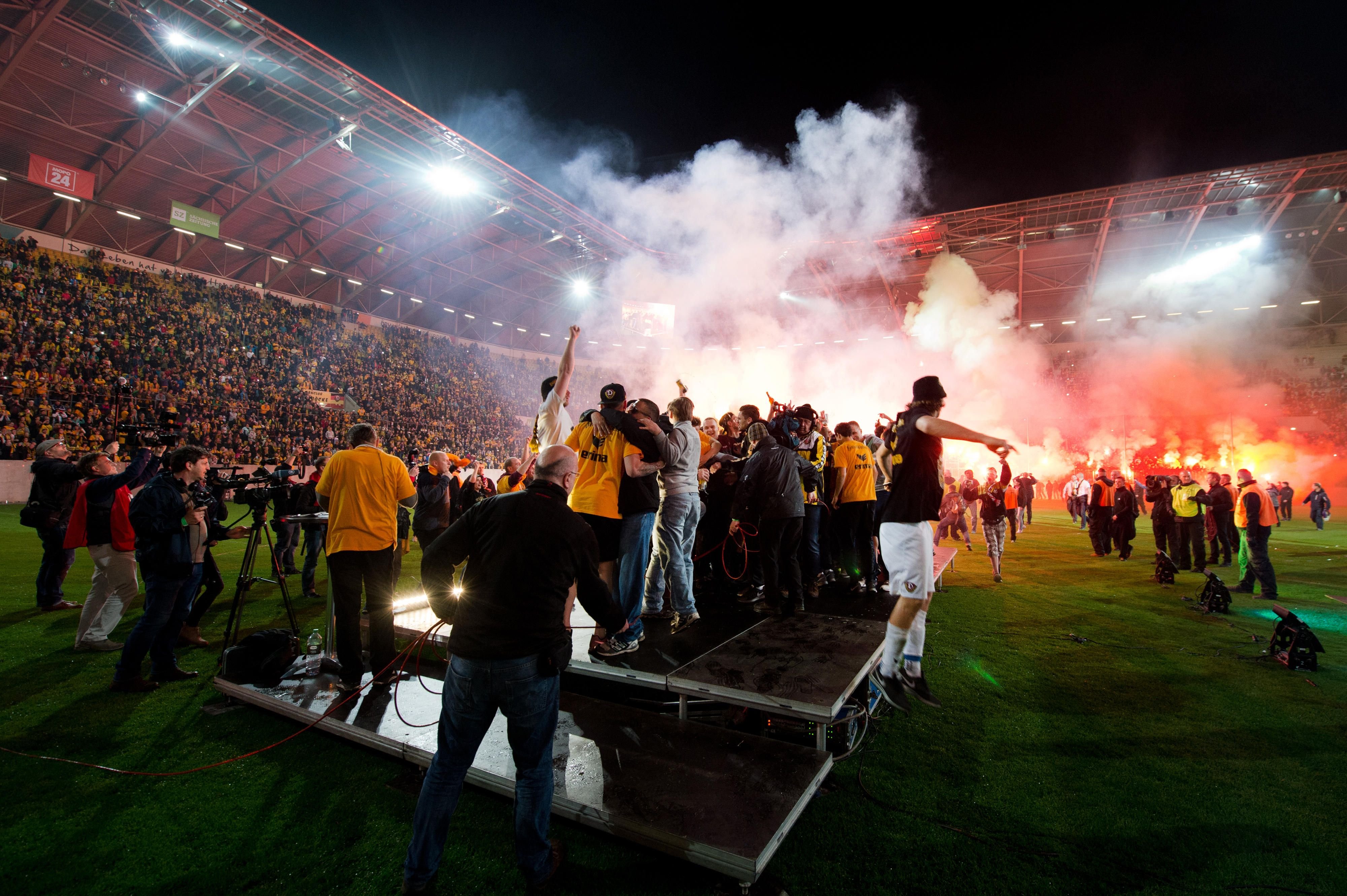 Pyro in Dresden: Die Mannschaft wird nach dem Aufstieg im heimischen Stadion empfangen.