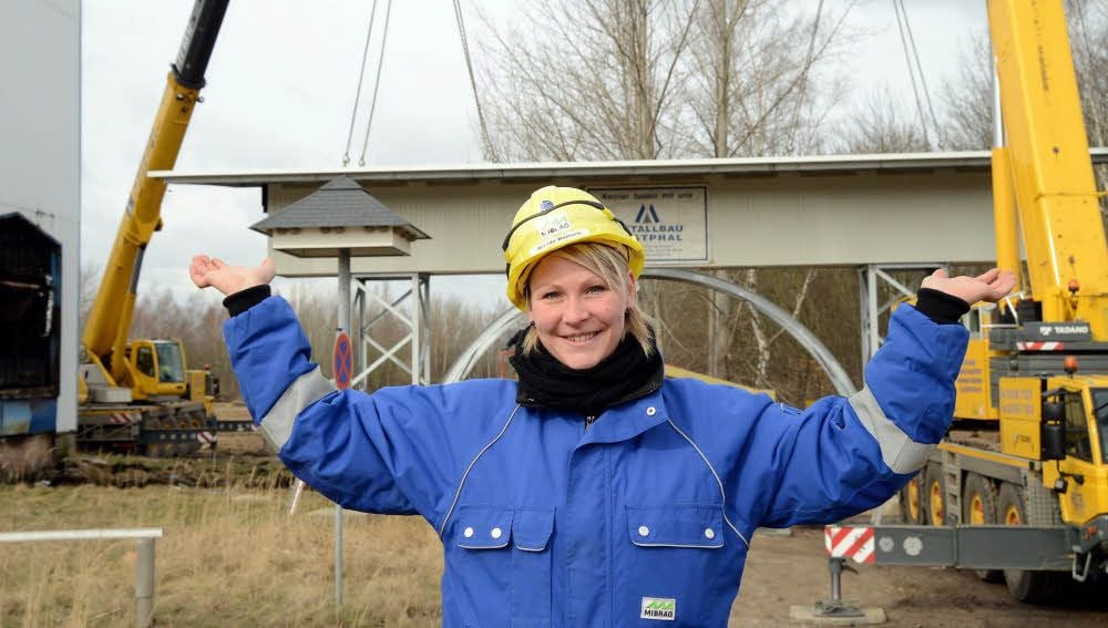 Mandy Bartsch ist Bauleiterin der Mibrag und überwacht das Austellen und Montieren der Brutbrücke.