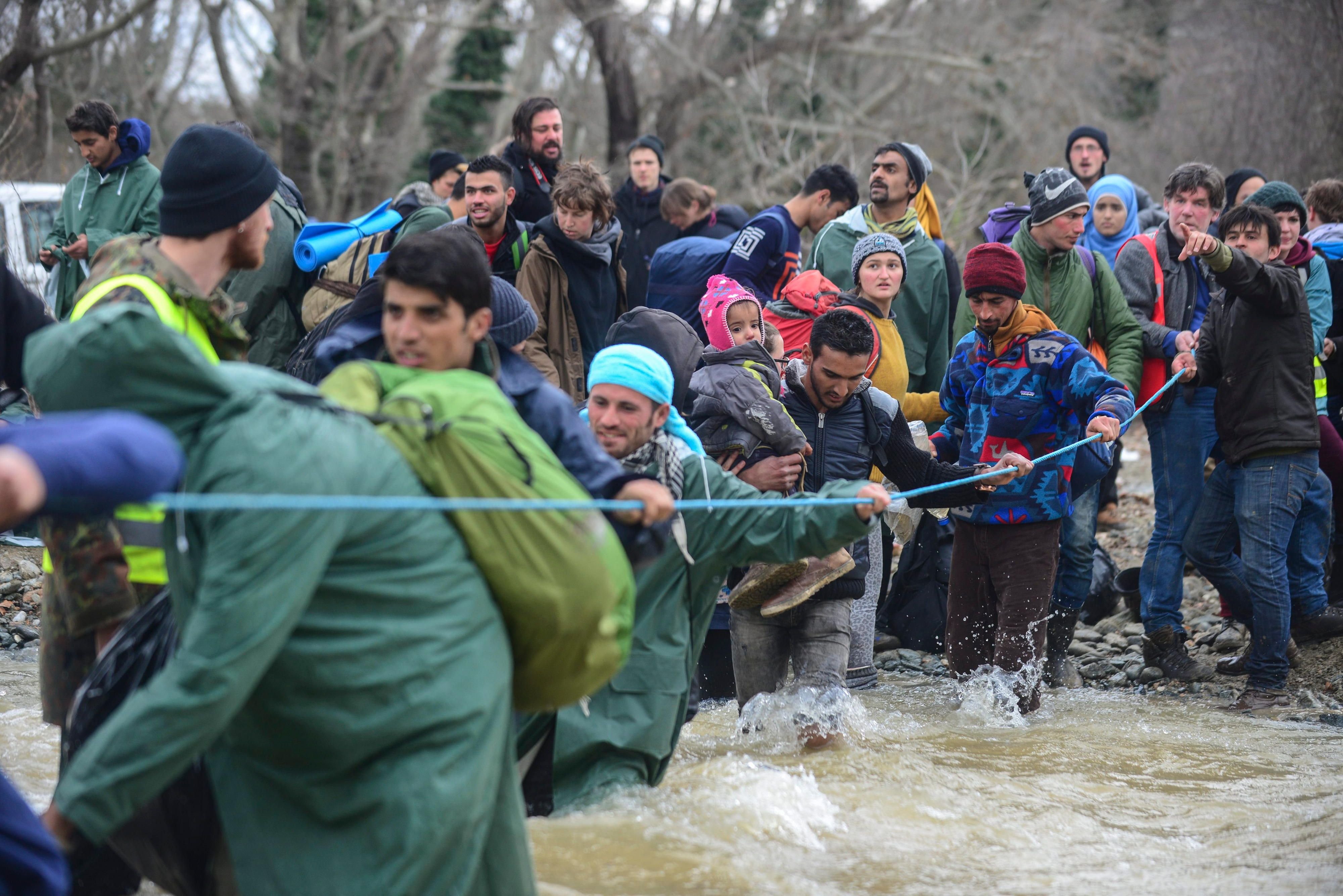 Auf dem Weg nach Mazedonien kämpfen sich Hunderte Flüchtlinge durch einen Fluss kurz vor der Grenze.