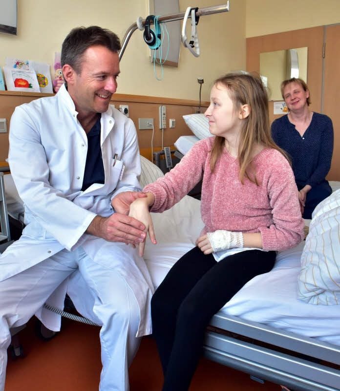 Sie muss mit dem Rheuma leben - Annalena Pflugrad, hier mit Chefarzt Daniel Windschall und ihrer Mutter. Mehrfach hat das Kind Infusionen bekommen. Demnächst soll das Mädchen entlassen werden.