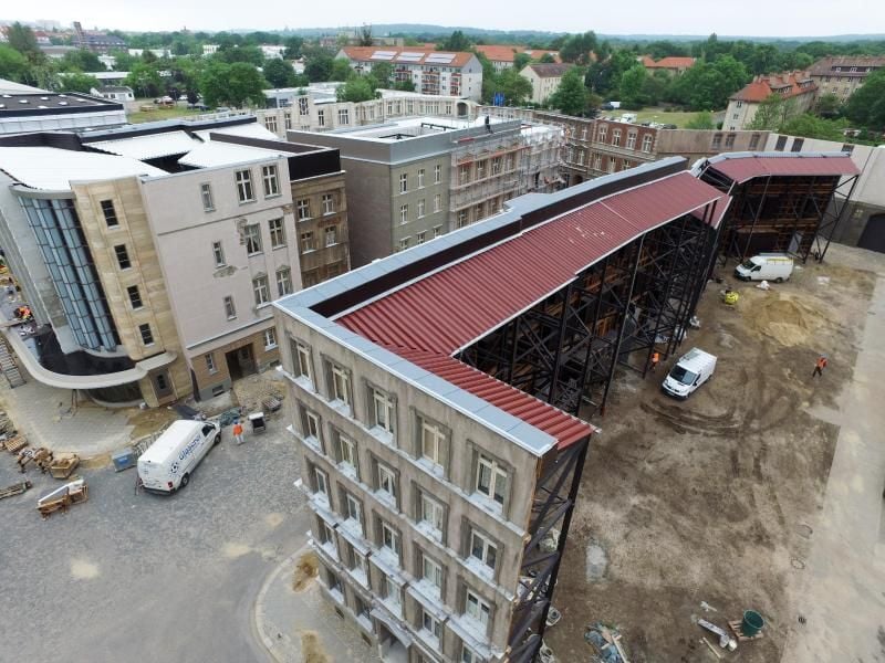 Die «Neue Berliner Straße» im Filmstudio Babelsberg kostete neun Millionen Euro. Foto: Ralf Hirschberger