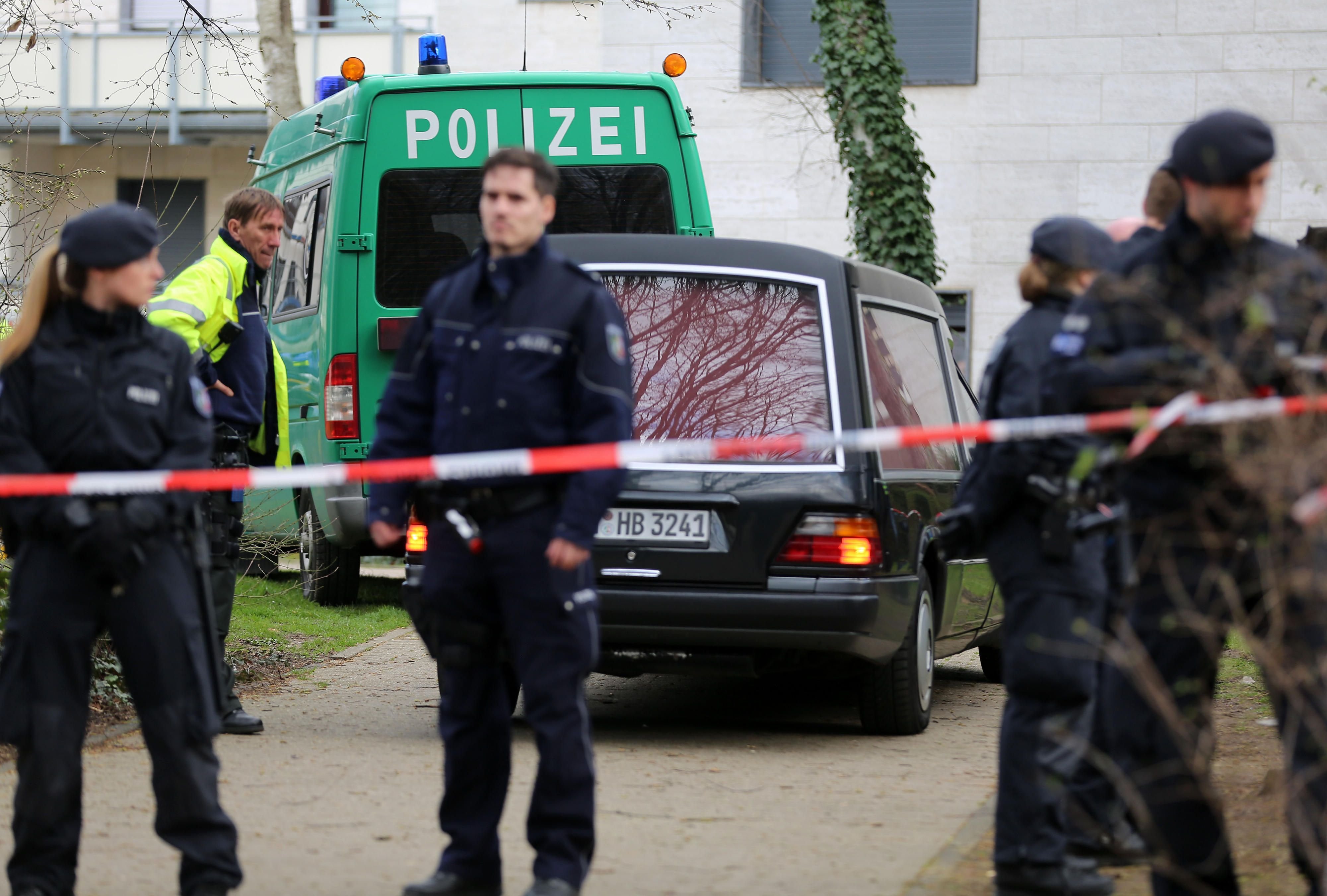 In einem Schwimmbad in Bergheim bei Köln sind drei tote Menschen gefunden worden. 