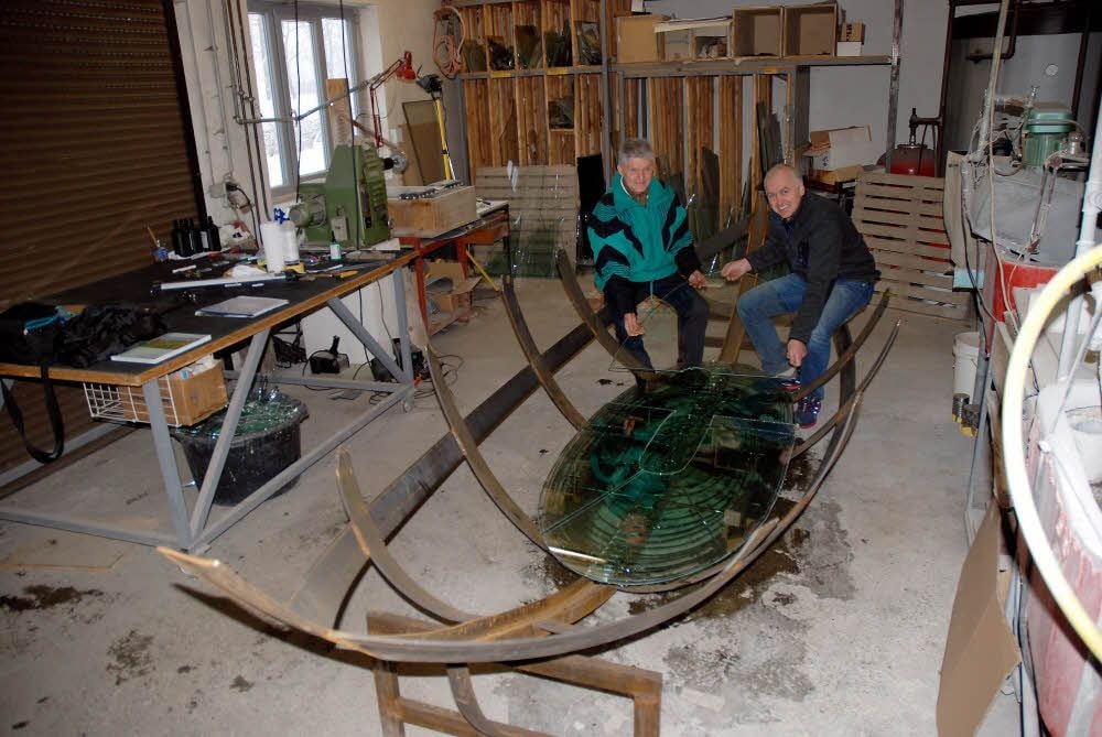 Rainer Helms (links) und Glaskünstler Ron Fischer freuen sich auf die Reise, die die Glasarche vom Bayerischen Wald nach Zeitz antritt.