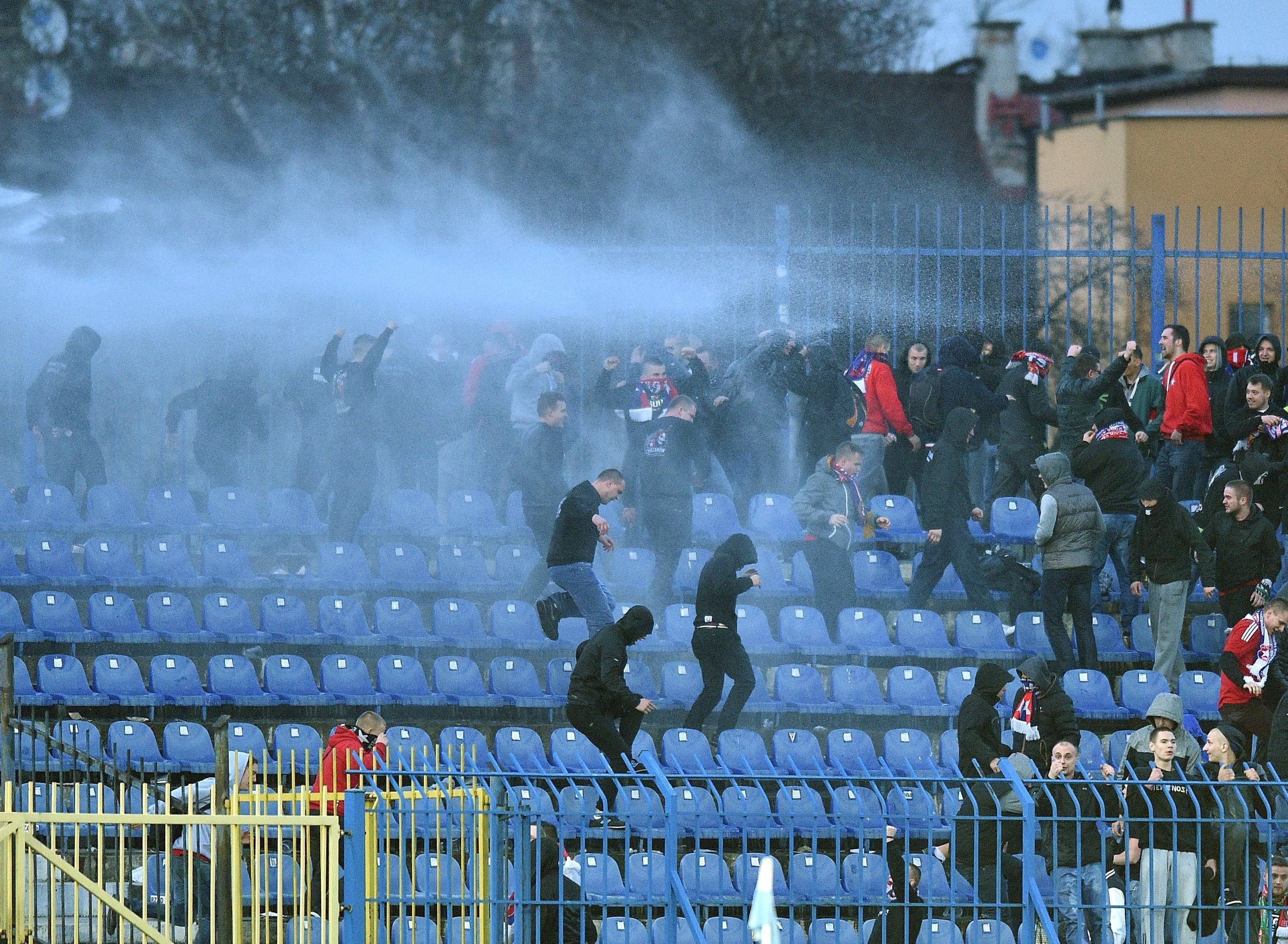 Gewaltbereite Fußballfans geraten im Stadion aneinander. (Symbolbild)