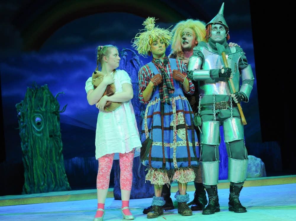 Dorothy (Almut Liedke), Vogelscheuche (Christian Hellrigl), Löwe (Markus Lingstädt) und Blechmann (Patrick Oliver Schulz, v.l.)