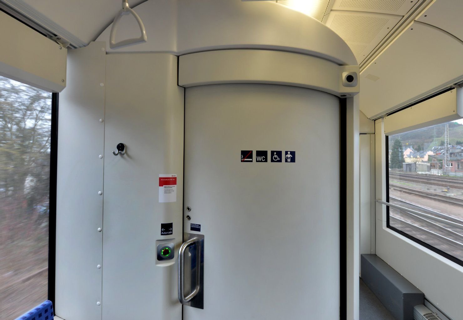 Die Frau hatte die Bahn wegen einer defekten Zugtoilette verklagt - im Berufungsprozess wurde ihr Anspruch nun verhandelt
