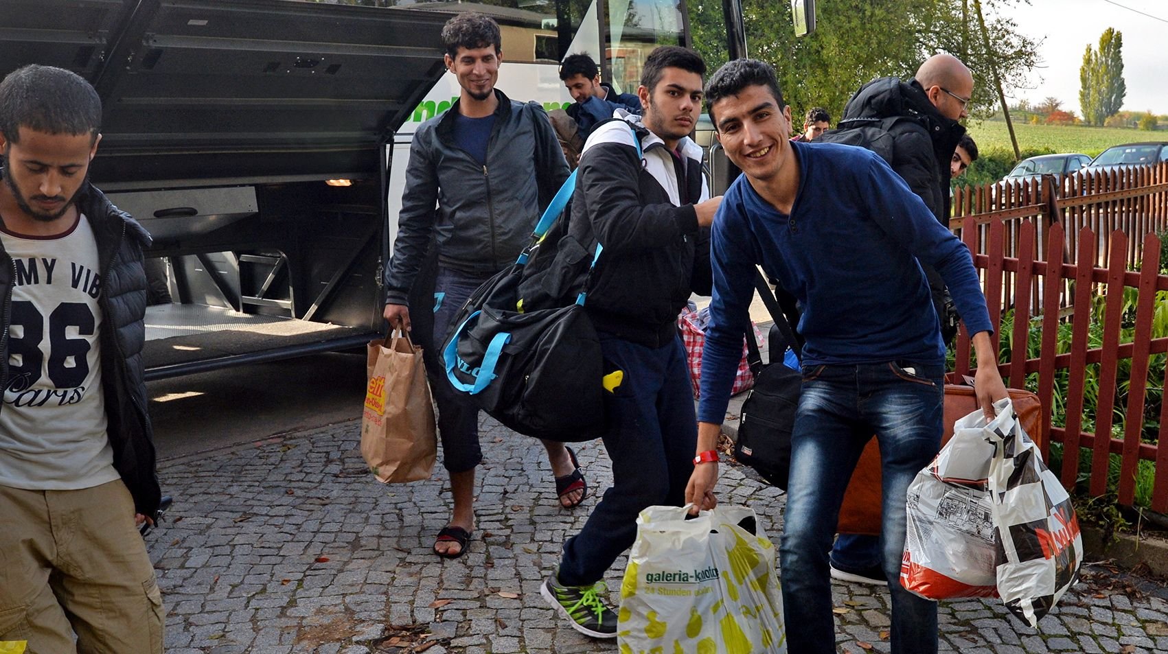 Flüchtlinge kommen im Oktober 2015 in einer Unterkunft in Aschersleben an.