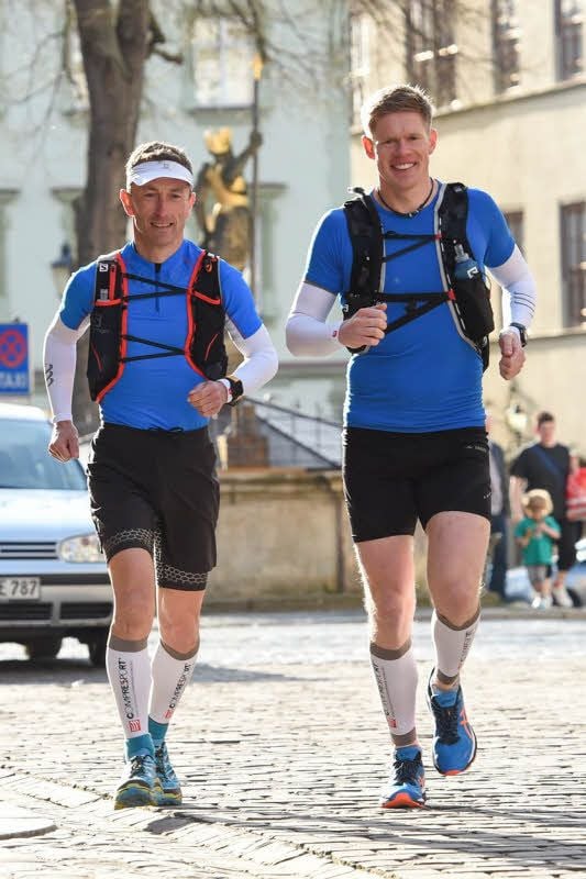 Markus Kornalewski aus Bad Kösen (rechts) und Jens Sperlich aus Taucha starten in Naumburg zu ihrem 178-Kilometer-Lauf.