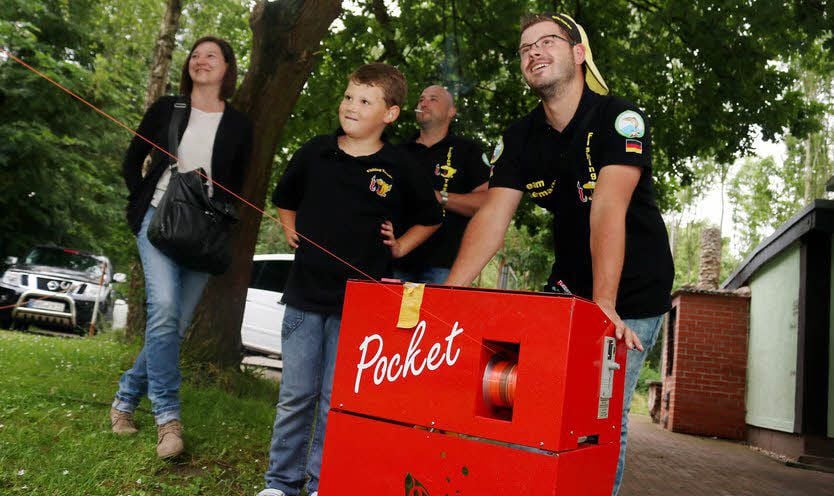 Die Angler üben mit einem so genannten Drillautomaten.