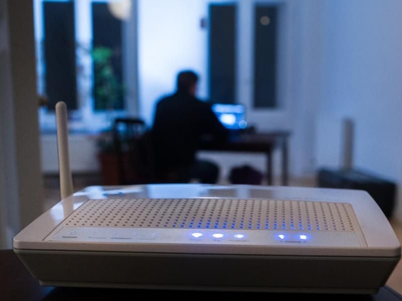 Sicher ins Netz: Wichtig ist, dass die Übertragung von Daten im WLAN verschlüsselt werden kann. Das ermöglicht etwa ein Gerät mit WPA2-Standard. Foto: Franziska Gabbert