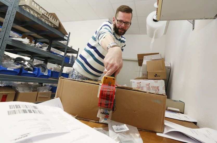 Mitarbeiter Matthias Häusch verpackt die Ware.