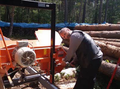 Sven Kröber schneidet Holz fürs Kräuterhochbeet.