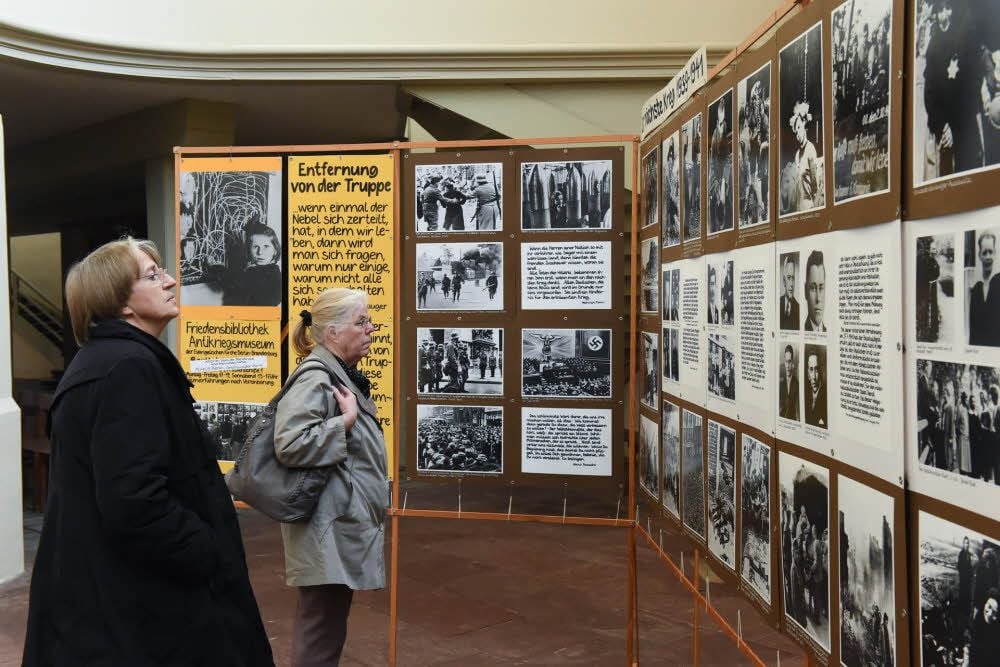 „Entfernung von der Truppe“ heißt die Ausstellung der Friedensbibliothek, die noch bis Mitte Mai in der Wenzelskirche das Thema Kriegsdienstverweigerung und Desertion im Dritten Reich thematisiert.