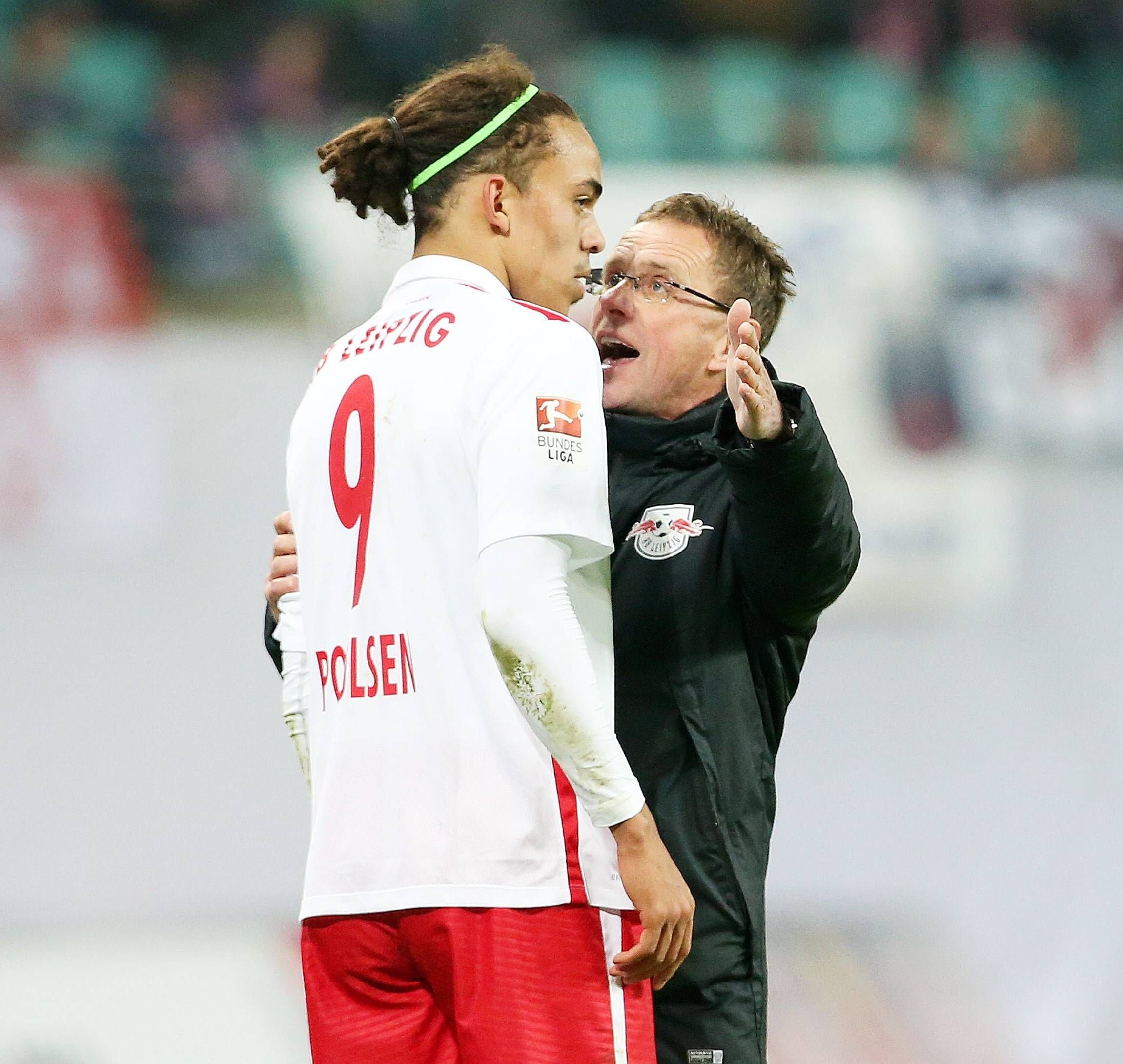 Intensive Betreuung: RB Leipzigs Trainer Ralf Rangnick mit Stürmer Yussuf Poulsen.