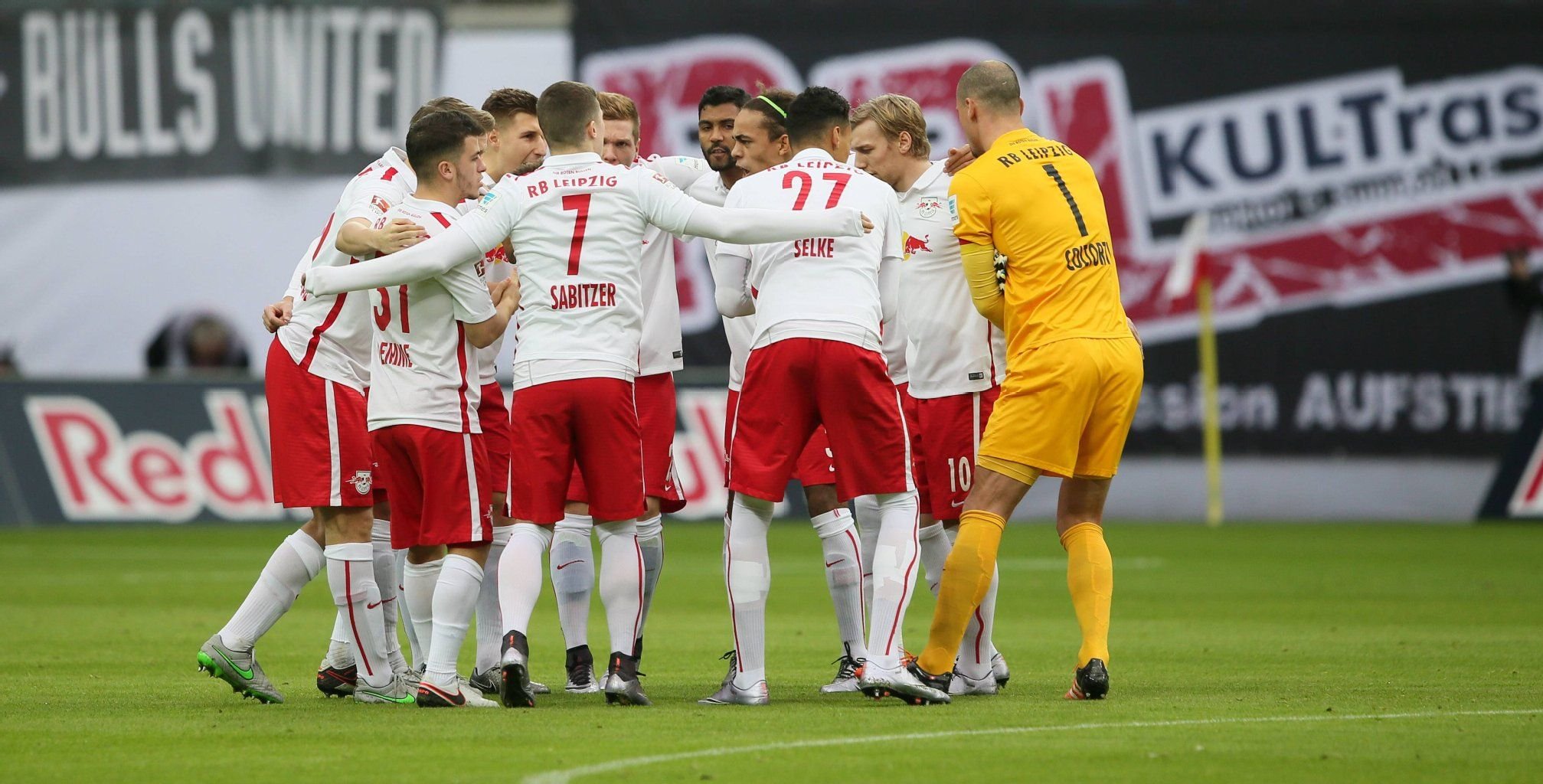 Truppe mit Teamgeist: Yussuf Poulsen (4. von rechts) & Co. schwören sich auf die verbleibenden 15 Spiele ein.