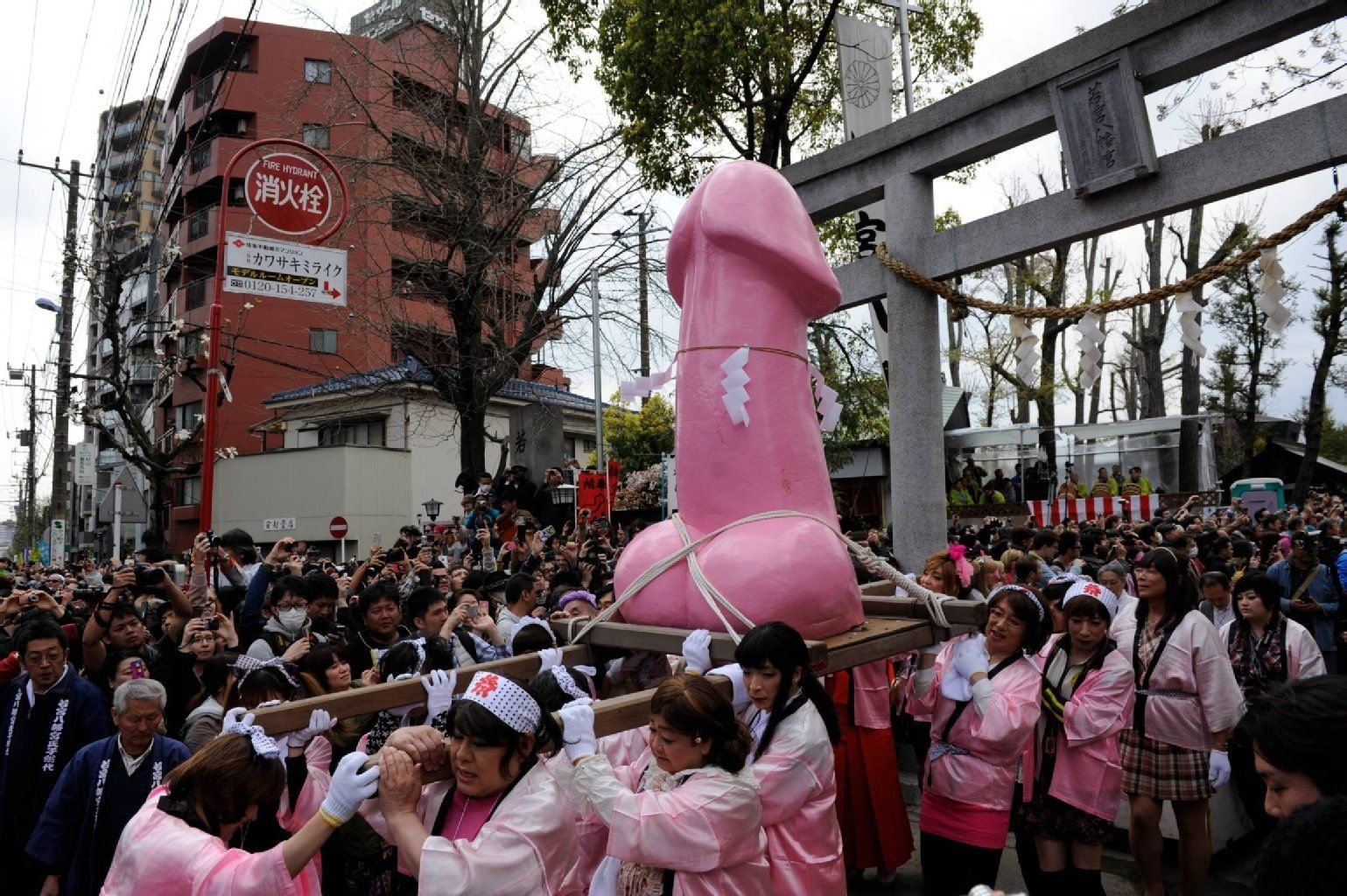 „Heiliger Phallus“: Beim Kanamara Matsuri huldigen Paare dem „eisernen Penis“ und beten für eine glückliche Bezieheung.