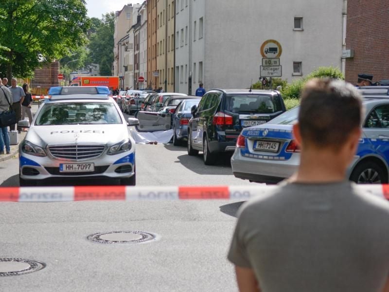 Ein Mann schaut in Hamburg im Stadtteil Harburg auf den Toten. Foto: Axel Heimken/Archiv