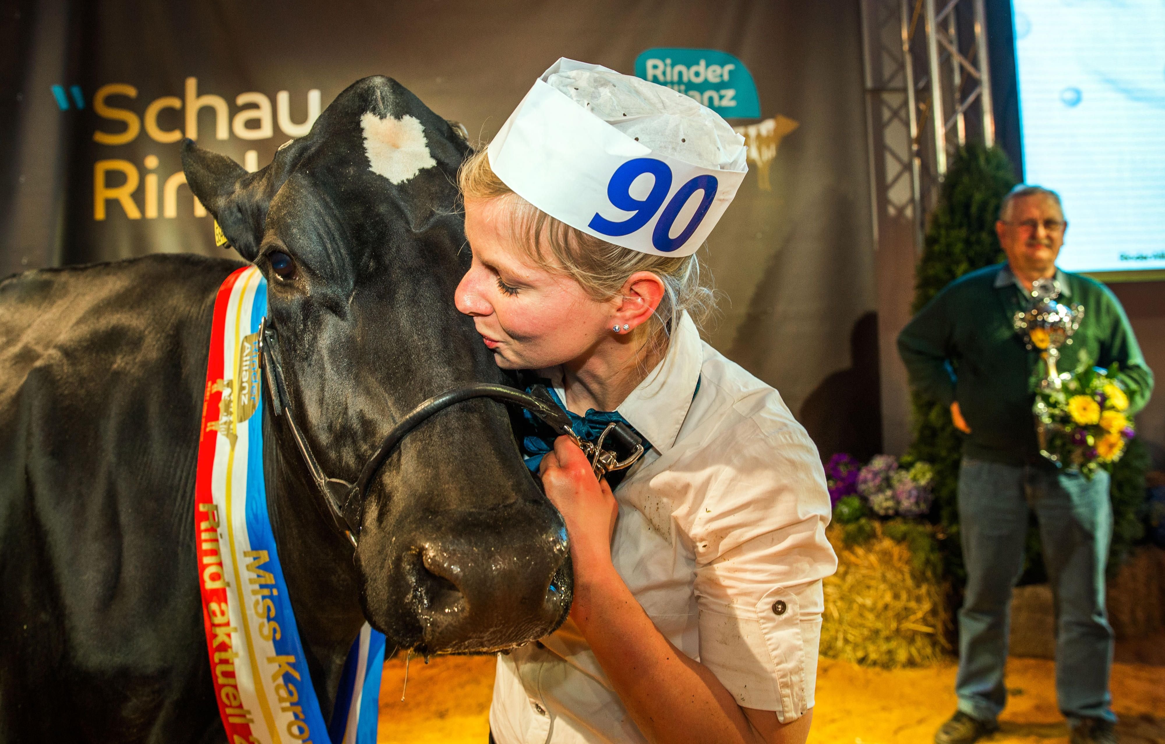 "Betty" ist die «Miss Karow 2016» und hat sich gegen rund 100 Milchrinder durchgesetzt. Bei der Bewertung zählt Körperbau, Beine und Euter.
