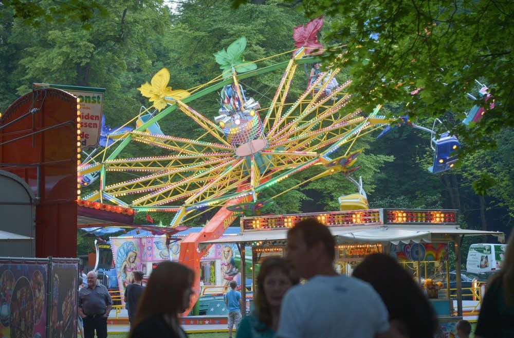 Kein Parkfest ohne Fahrgeschäfte und Losbuden.