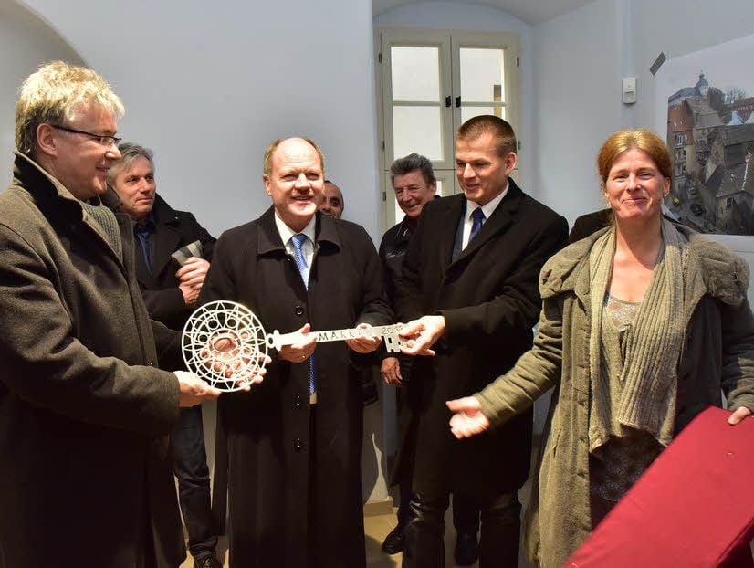 OB Robby Risch (li.) übernimmt von Architekt Martin Sturmat den symbolischen Schlüssel. In der Mitte Landesbauminister Thomas Webel.