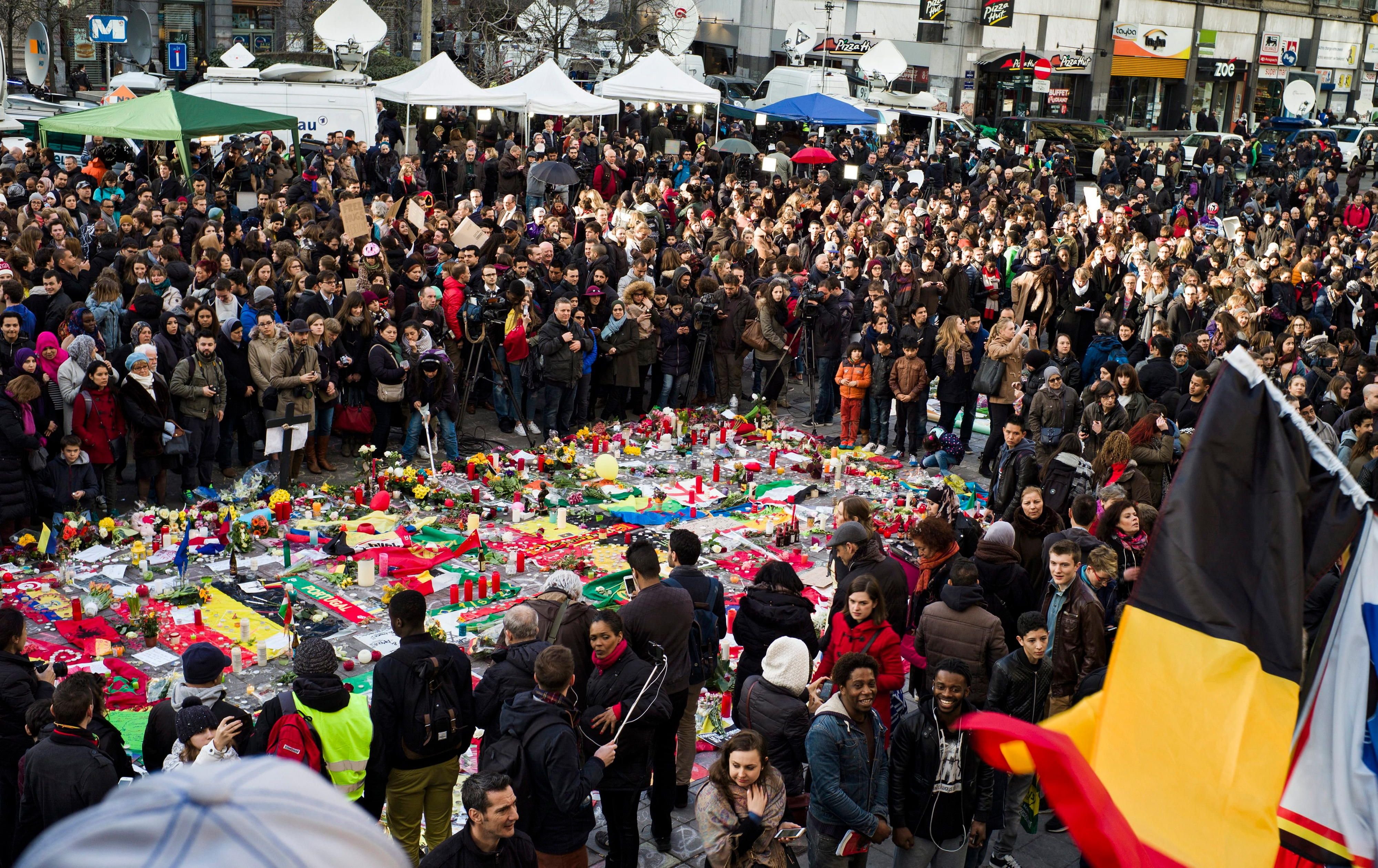 In Brüssel versammeln sich am Mittwoch Trauernde, sie zünden Kerzen an, gedenken der Opfer der feigen Anschläge.