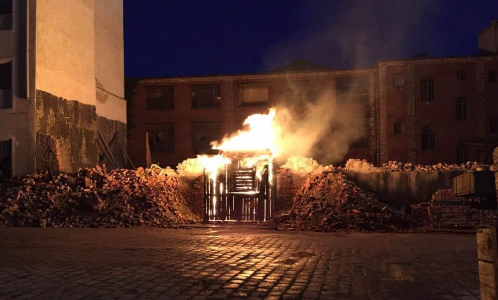 Für die Dreharbeiten an der Nordstraße wurde ein alter Zeitungsstand in Brand gesetzt.