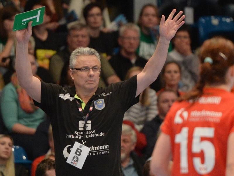 Buxtehudes Trainer Dirk Leun gibt Anweisungen. Foto: Daniel Bockwoldt/Archiv