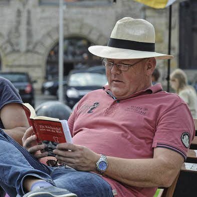 Jörg Bernstein schmökert.