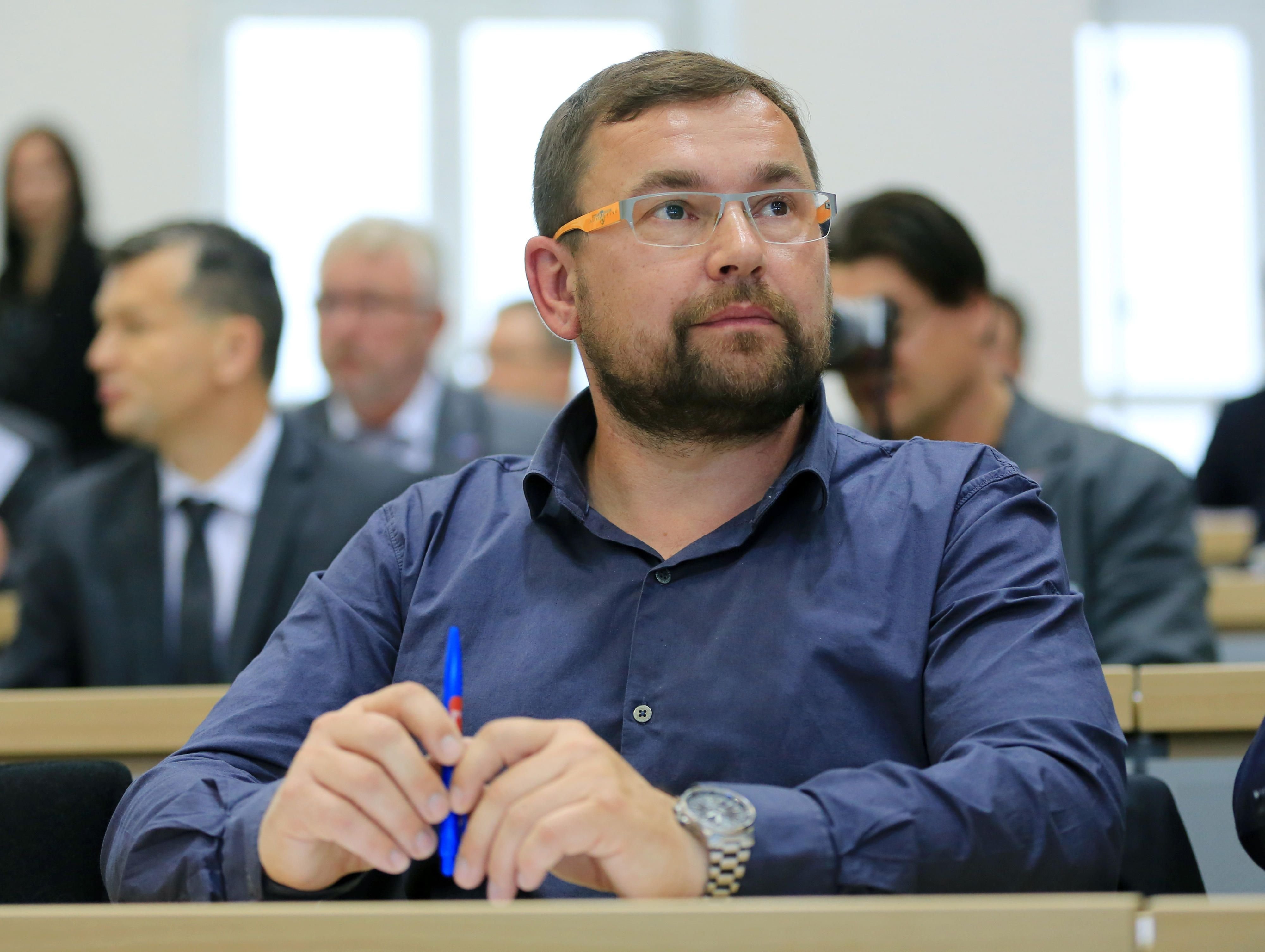 Der AfD-Abgeordnete Volker Olenicak im Plenarsaal vom Landtag in Magdeburg.