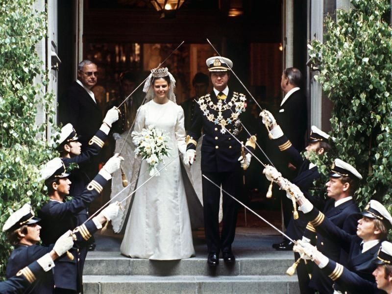 König Carl XVI. Gustaf von Schweden verlässt mit seiner Braut Silvia nach der Trauung die Stockholmer Storkyrken. Foto: dpa