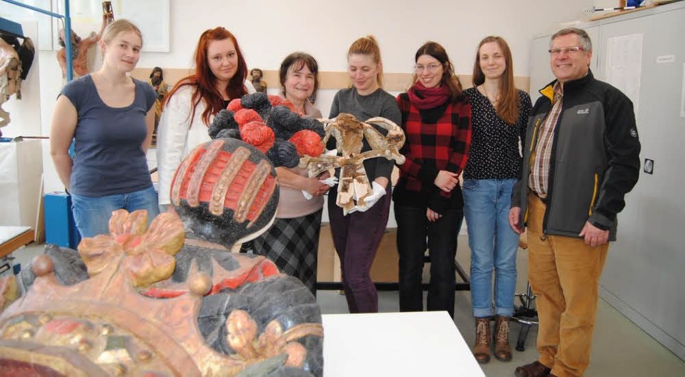 Die letzte, an der Restaurierung beteiligte Studentenmannschaft: Myra Lüers, Claudia Breitling, Professor Sabine Maier, Nadine Hendeß, Sintja Schwarz und Christin Bauerfeind mit Pfarrer Horst Leischner (von links)