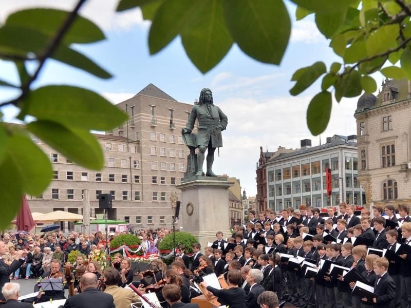 Musiker am Händel-Denkmal in Halle/Saale im Rahmen der Händel-Festspiele 2015.Foto: H.Schmidt/Archiv