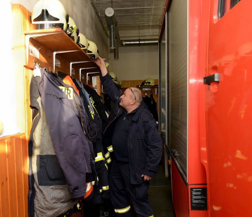 In Tröglitz ziehen sich die Feuerwehrleute direkt neben den Autos um. Umkleiden gibt es nicht.