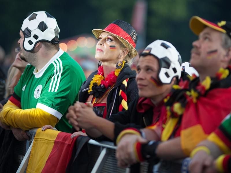 Gehüllt in Schwarz-Rot-Gold, die Flagge auf die Wange gemalt: Fanartikel zur EM sind im Handel wieder stark gefragt. Doch viele Billigprodukte können gesundheitsgefährdende Stoffe enthalten. Foto: Florian Schuh