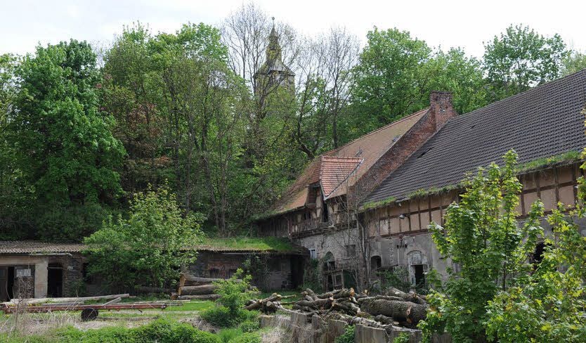 Der Verfall ist auch beim Nebengelass deutlich sichtbar.