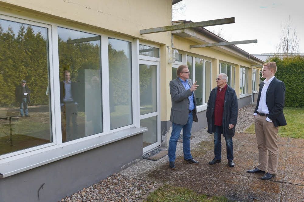 Georg Wagner von Pro Shelter, Koordinator Peter Rietmann und Objektverantwortlicher Finn Meurer (von links) vor den ersten, für Flüchtlinge hergerichteten Räumen in der Augustenstraße.